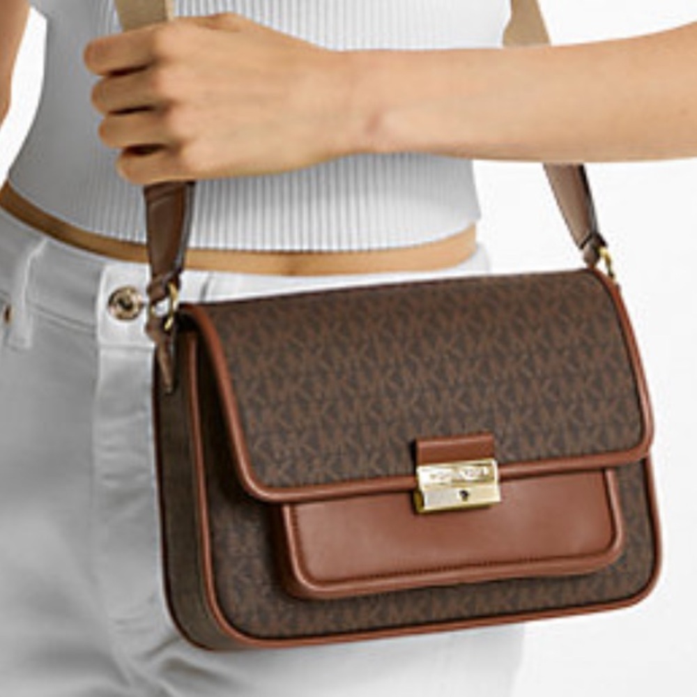 Michael Kors Bradshaw Medium Signature Logo Messenger Bag
Brown 
NWT